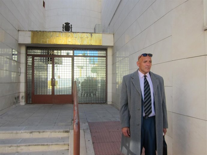 El padre de los niños de La Carolina nte las puertas del Juzgado de Jaén