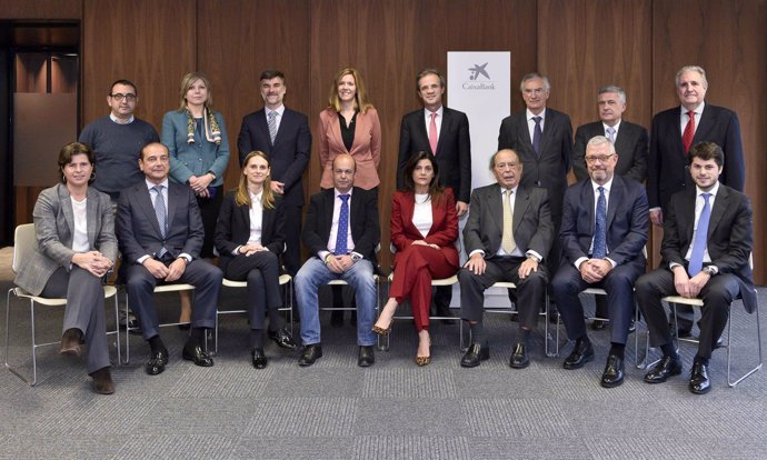 El presidente de CaixaBank, Jordi Gual, con el comité consultivo de accionistas