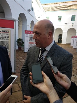 Antonio Ruiz atiende a los periodistas