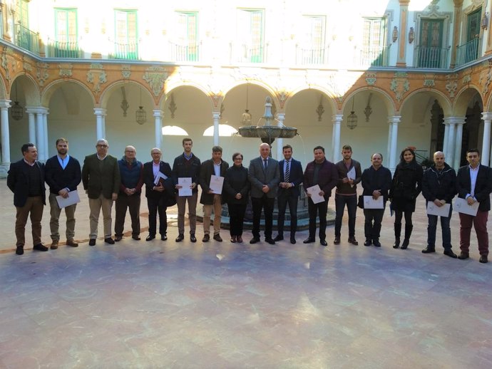Ruiz (centro), junto a representantes de entidades deportivas y ayuntamientos