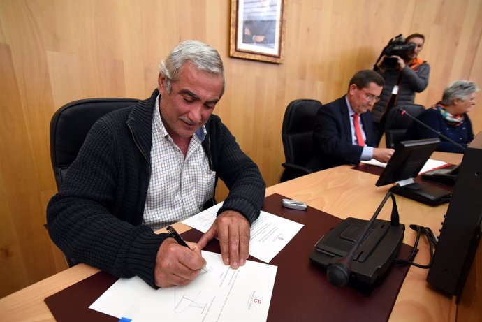Firma de un convenio en la Diputación de Granada