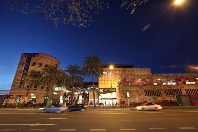 Fachada del Centro Comercial Los Arcos