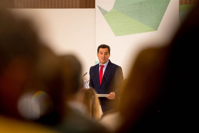 En Sevilla, el presidente del PP-A, Juanma Moreno, interviene en abierto ante el