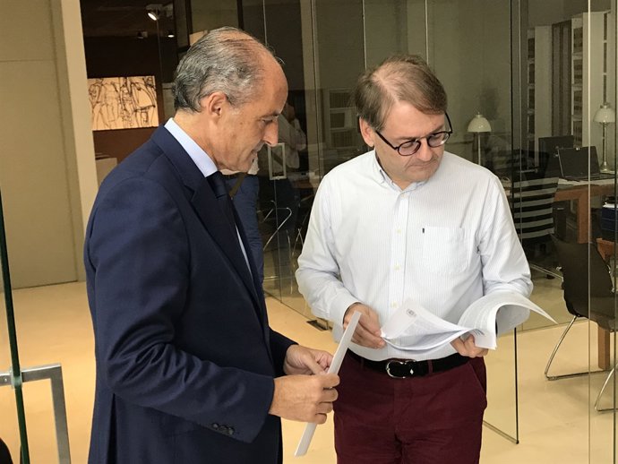 Francisco Camps al costat del seu advocat en imatge d'arxiu