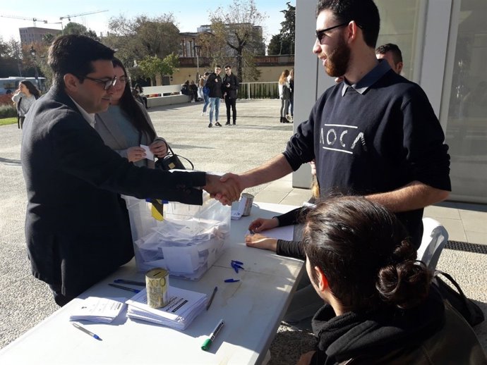 Pisarello votando en el referéndum de estudiantes sobre la monarquía