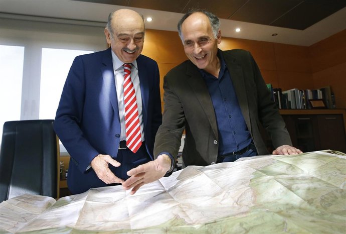 El consejero de Obras Públicas, José María Mazón, con el alcalde de Soba