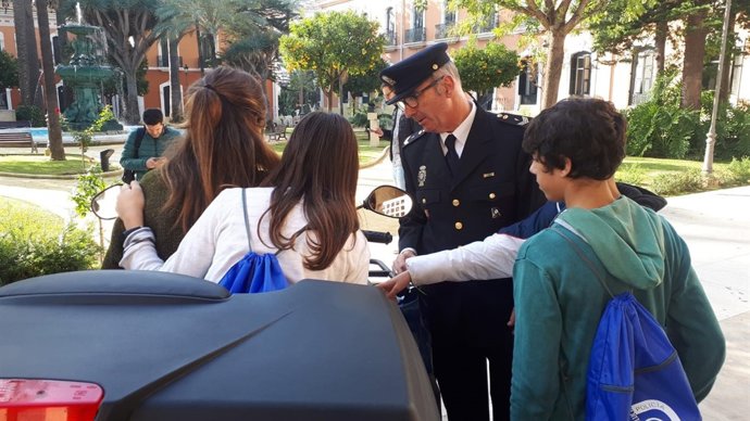 La Unidad de Policía Adscrita a la Junta inaugura una muestra sobre sus 25 años.