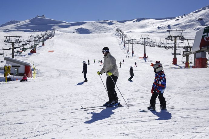 inicio de la temporada de esqui en la estacion de Sierra Nevada