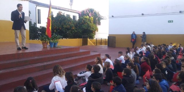 López se dirige a los alumnos del CEIP San Lorenzo