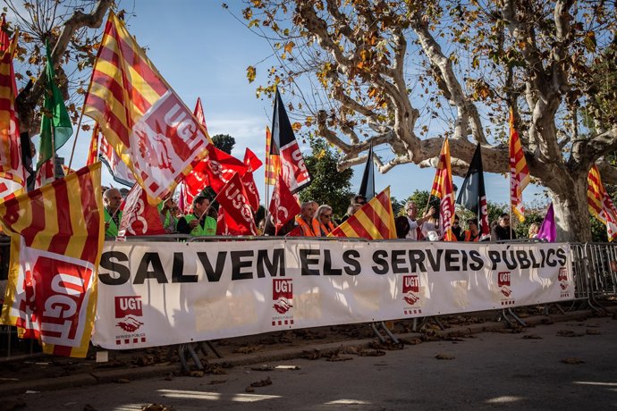 Concentració per la devolució de les pagues davant del Parlament