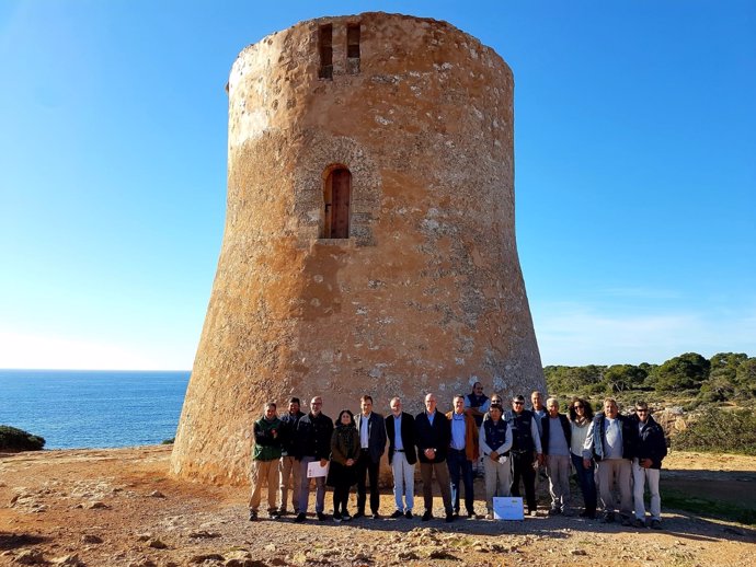 Foto de grupo de la visita a la Torre de Cala Pi