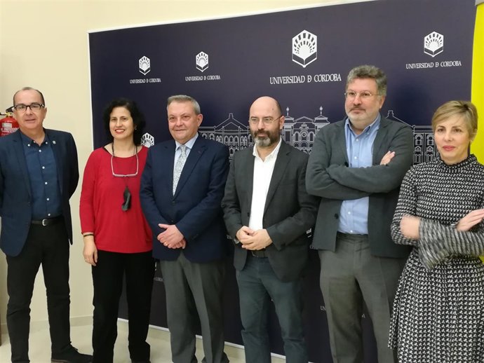 Alcalde (tercero por la izda.) en la presentación de 'Suroscopia'