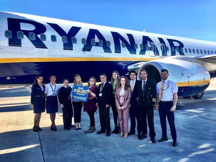 Ryanair celebra los 30 millones de pasajeros en Málaga