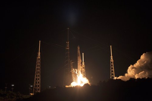 Cohete Falcon 9 con carguero Dragon