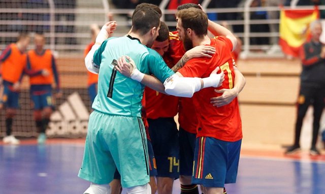 La selección española de fútbol sala celebra un gol
