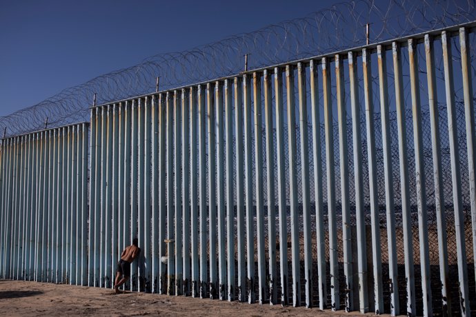 Un migrante hondureño en la frontera de México con Estados Unidos