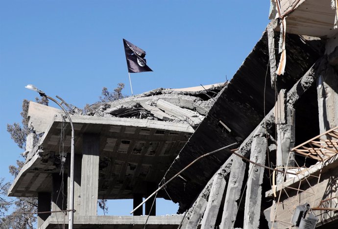Bandera de Estado Islámico en Raqqa