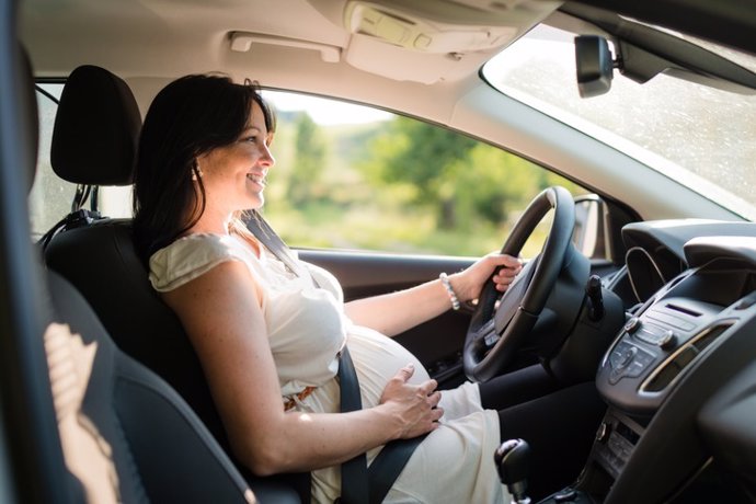 Embarazada conduciendo, cinturón de seguridad