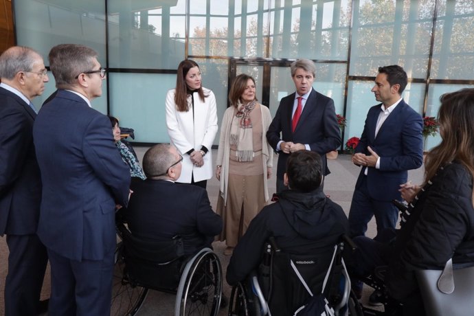 El presidente de la Comunidad, Ángel Garrido, con personas con discapacidad