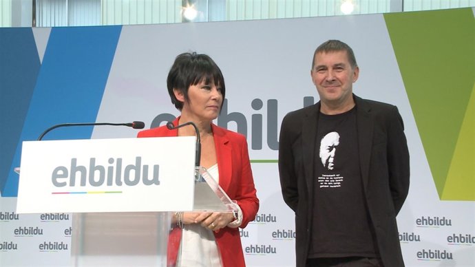 Arnaldo Otegi y Maddalen Iriarte