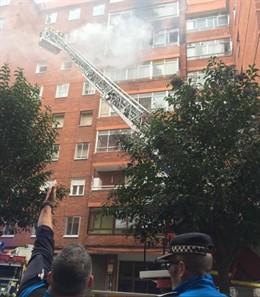 Valladolid.- Los bomberos trabajan en el incendio