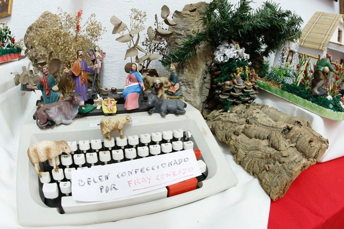 Abre la exposición de Belenes solidarios con material de desecho