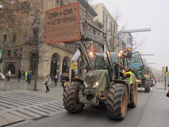Una 'tractorada' ha recorrido este miércoles las calles de Zaragoza