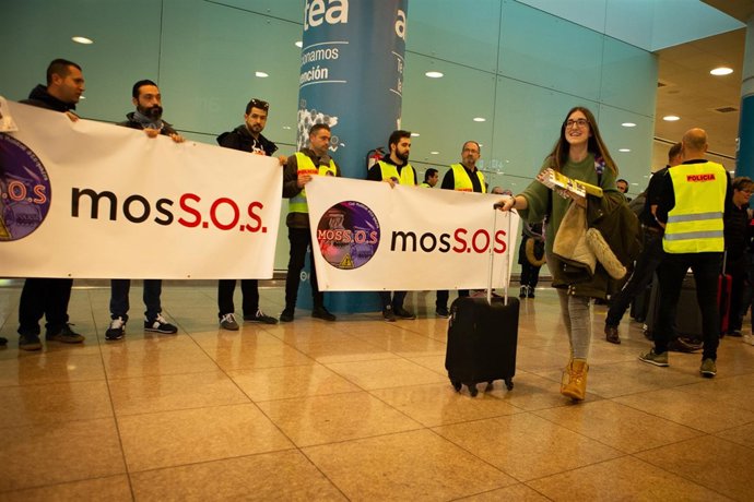 El movimiento MosS.O.S. y sindicatos reparten folletos a pasajeros del Aeropuert