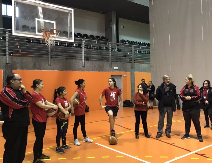 El alcalde, junto a las jugadoras de baloncesto