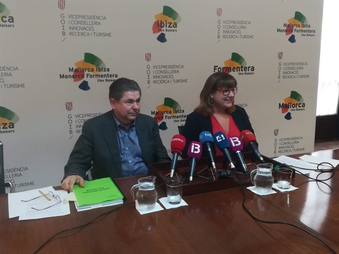 El director general de Turismo, Antoni Sansó y la consellera Bel Busquets