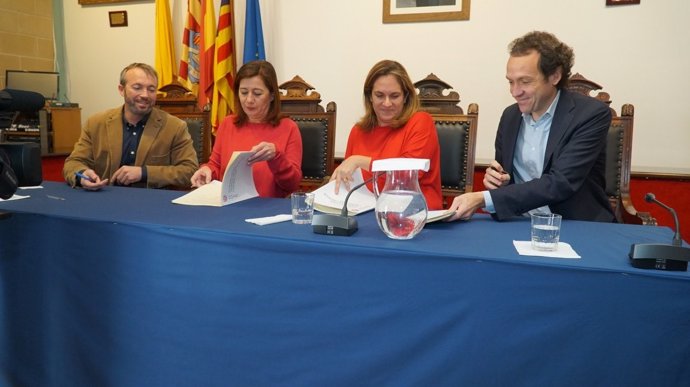 Armengol y Marc Pons firman un acuerdo en Menorca
