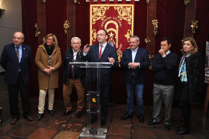 Martín (centro), en la inauguración del Belén