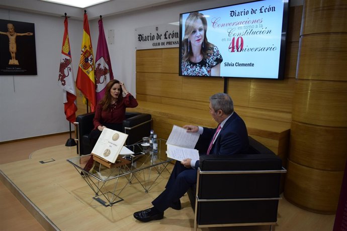 Clemente durante su participación en la conferencia.