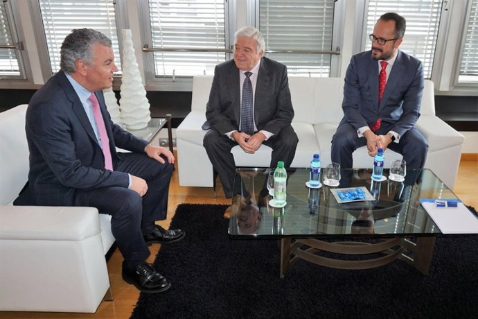 Reunión entre FADE y Vox