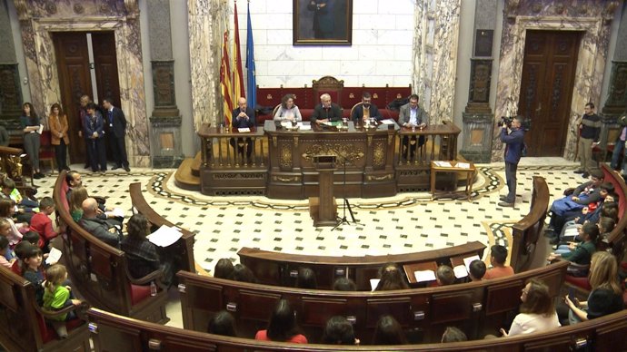 Joan Ribó preside la lectura de la Constitución en el Ayuntamiento de València
