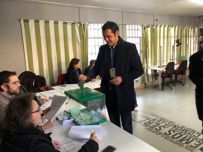 El presidente del PP de Jaén, Juan Diego Requena, vota en las autonómicas