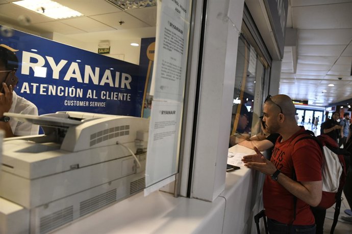 Los sindicatos protestan en el Aeropuerto de Madrid-Barajas Adolfo Suárez durant