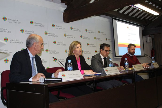 La subdtora.Adjunta de Vehicles de la DGT S.Gómez a la UAO CEU