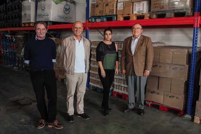 La Fundación Unicaja dona cuatro lotes de comida al Banco de Alimentos.