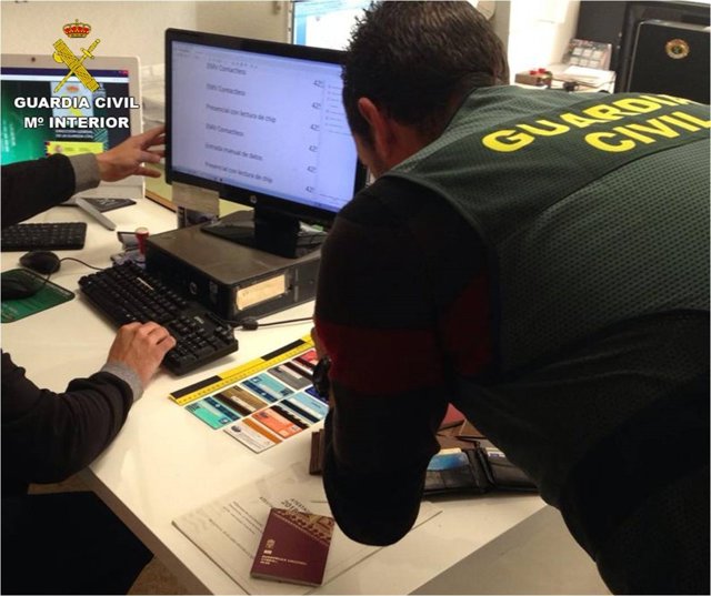 Cae un clan familiar que compraba online con el número de las tarjetas que fotografíaba la madre en sus citas