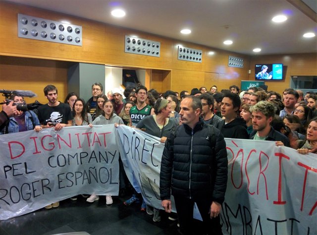 Diversos estudiants del Conservatori del Liceu protesten per l'acte de Cs