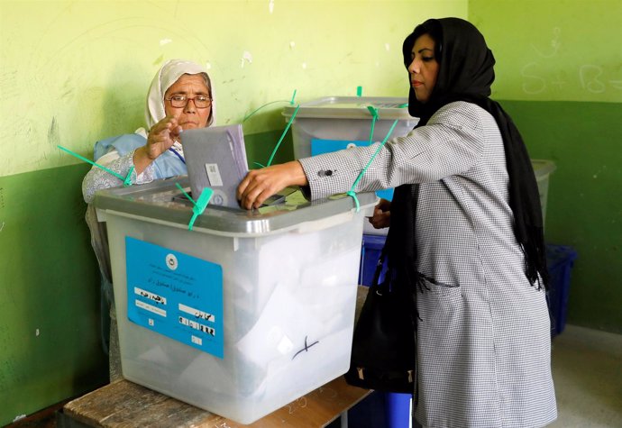 Una mujer vota en las parlamentarias en Afganistán