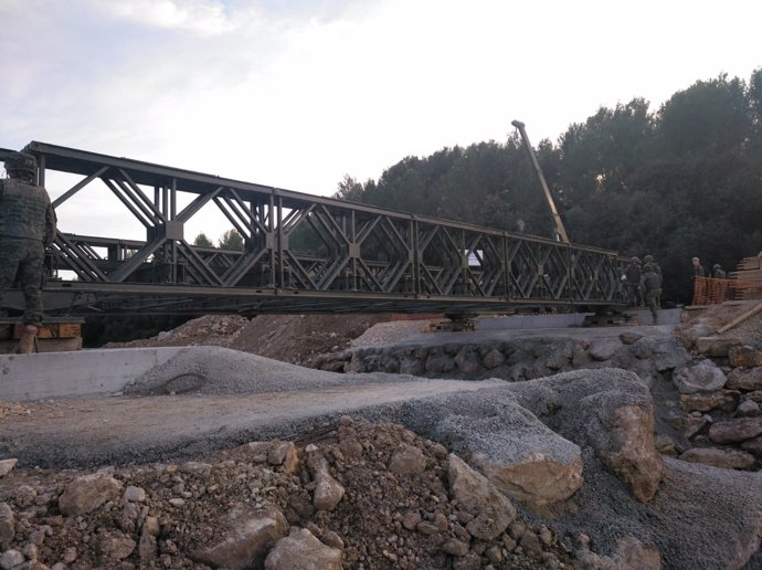 Pontoneros instala un puente en una carretera de Mallorca