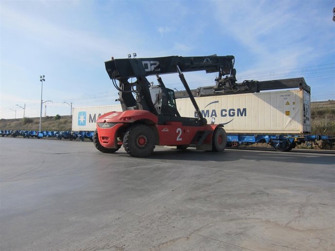 Potro deposita contenedor de mercancías en plataforma ferroviaria de TMZ