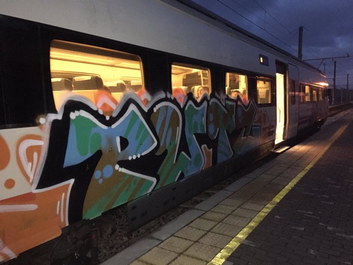 Tren Media Distancia de Renfe con grafitis