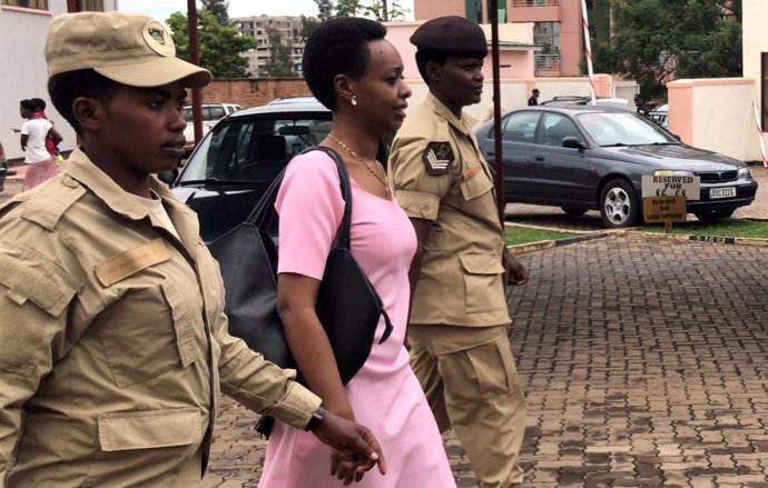 Diane Rwigara, opositora ruandesa, escoltada a un tribunal en Kigali 