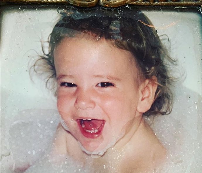 Instagram Aless Lequio de pequeño riendo en la bañera