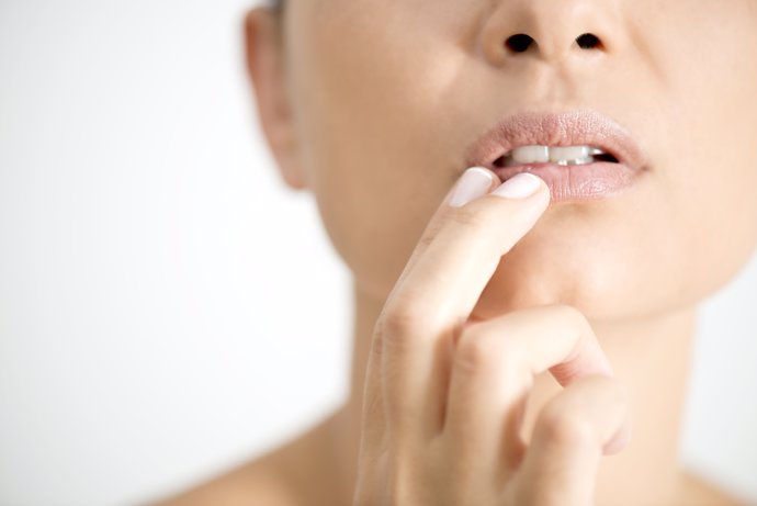 HERPES LABIAL, LABIOS, BOCA, CARA, DEDOS, DIENTES