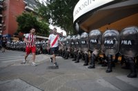 La Justicia argentina libera al único detenido por agresión al bus de Boca antes de la final de la Libertadores