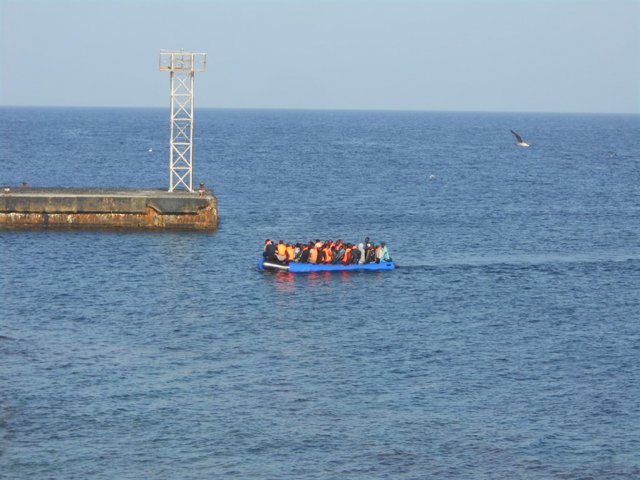 Inimgrantes llegan en una patera a la isla de Alborán